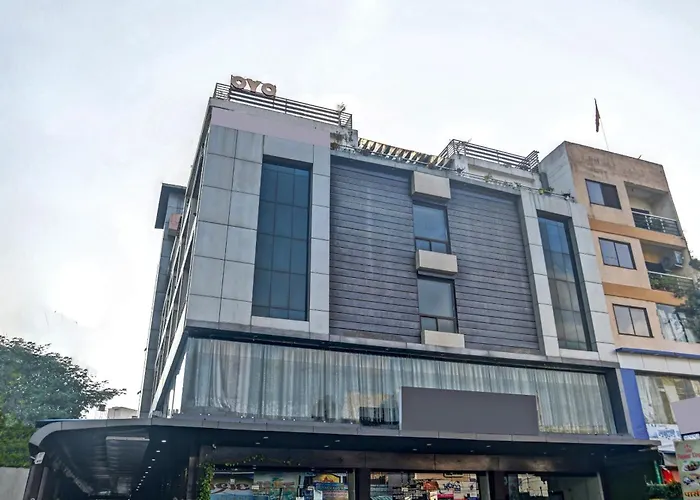 Super Townhouse Divya PalaceAirport Hotel